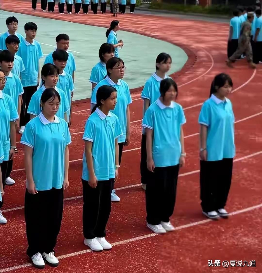 一张军训照戳中无数家长：少年的脊梁，不该只埋在试卷里
 
烈日操场，校服整齐列队