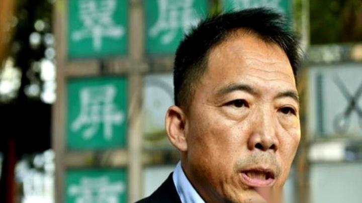 前乱港头目胡志伟在香港坐满53个月大牢。出狱大门一开，他头也不回直奔机场，兜里揣