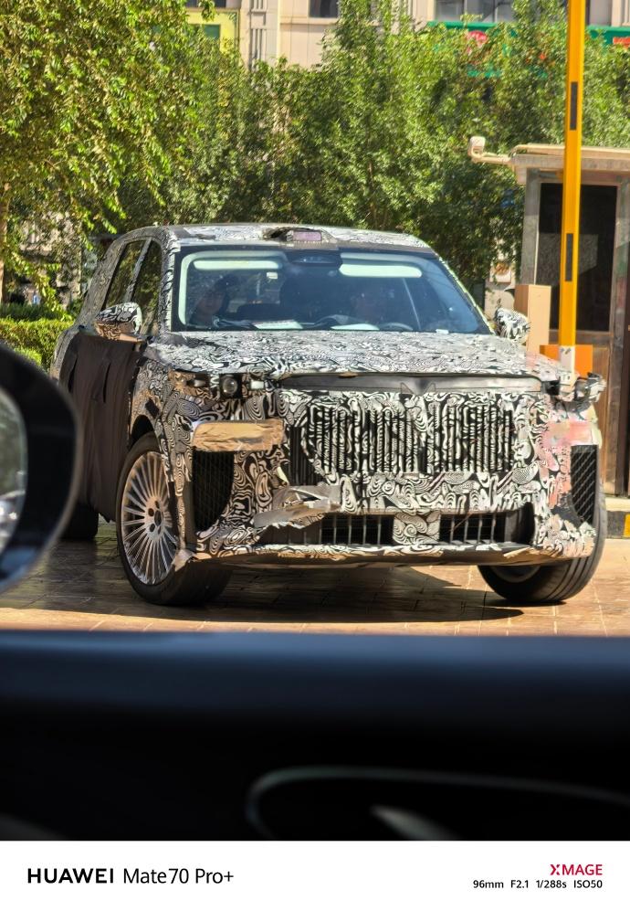 又是谁家的大 6 座 SUV？
这台车网上露出的信息很少
我也是第一次见，像南子