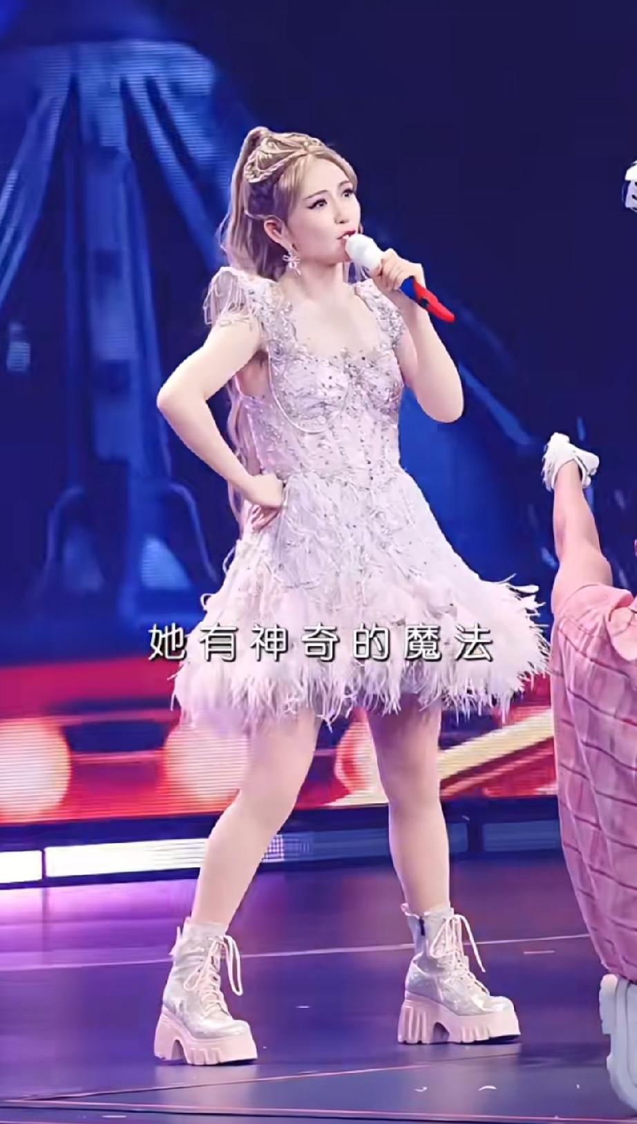 谢娜演唱会大卖，内娱到底多少明星要还人情

有人说买票的不只是粉丝，也有朋友。还
