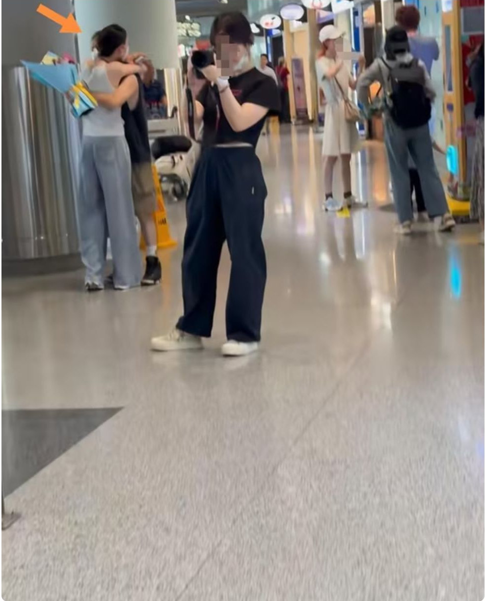 马浴柯接机女友梁洛施，懂浪漫又有仪式感，看起来好甜蜜好幸福 