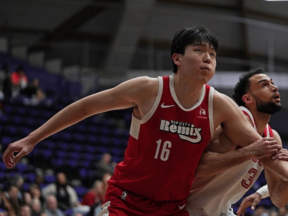 杨瀚森21分9篮板 杨瀚森G联赛伤愈复出，13投10中狂砍21分9篮板6助攻2抢