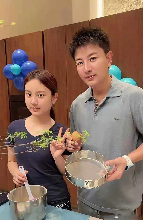 甜馨都这么大了，很漂亮，蛮像贾乃亮这一刻看着还是蛮温馨的！这一刻看着还是蛮温馨的
