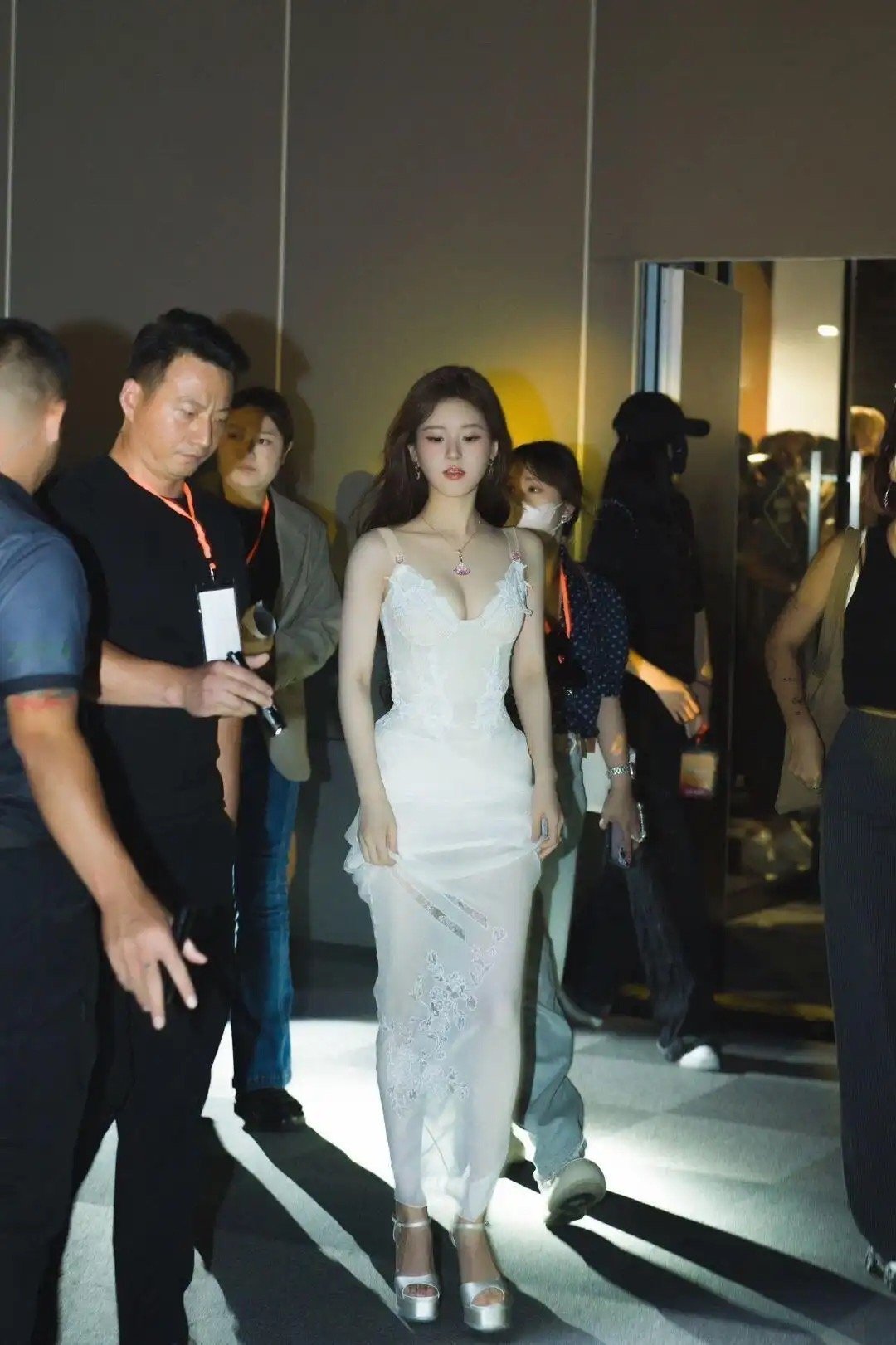 粉丝说这张大概是最接近赵露思本人的图了 ​​​