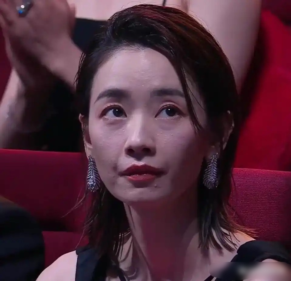 电影之夜名场面！离了美颜滤镜，明星扛不住怼脸拍，一个比一个崩 