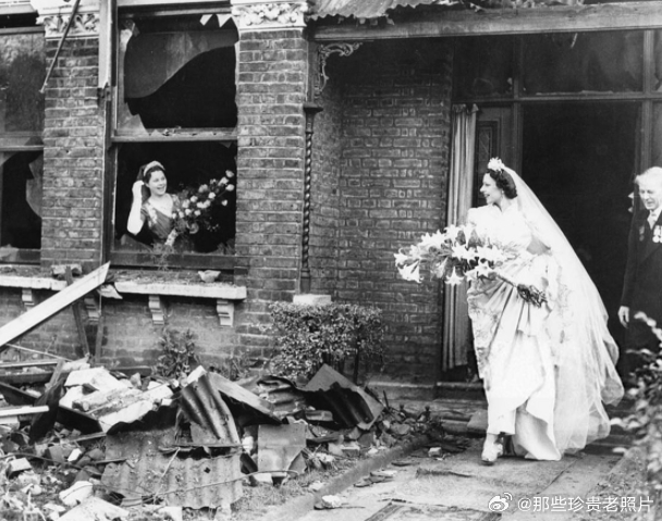 这张照片摄于二战时期（1939-1945），当时纳粹德国对英国伦敦及其他城市进行