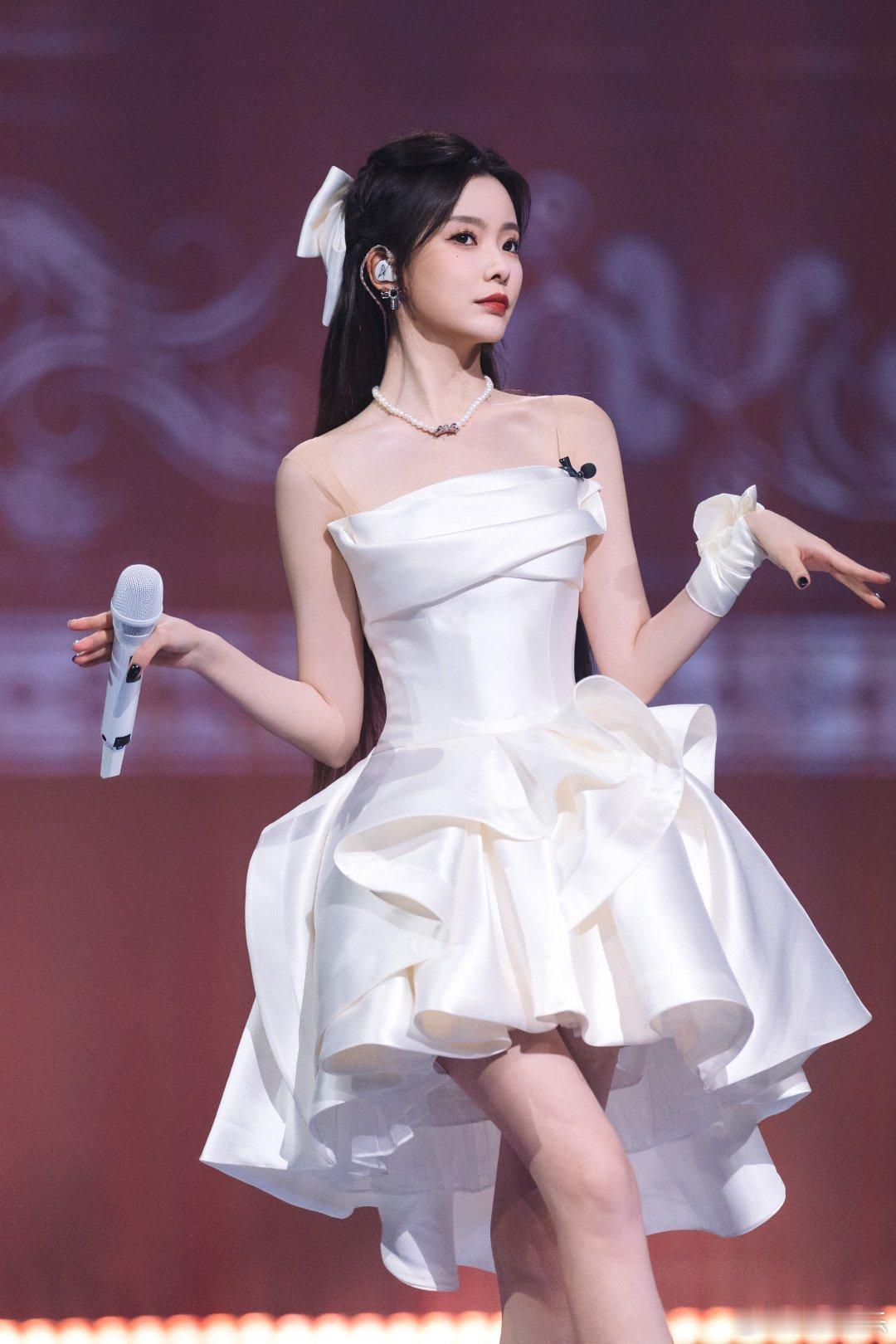 #新年最想实现的愿望##陈卓璇# 说到新年最想实现的愿望，希望明年有机会可以去看