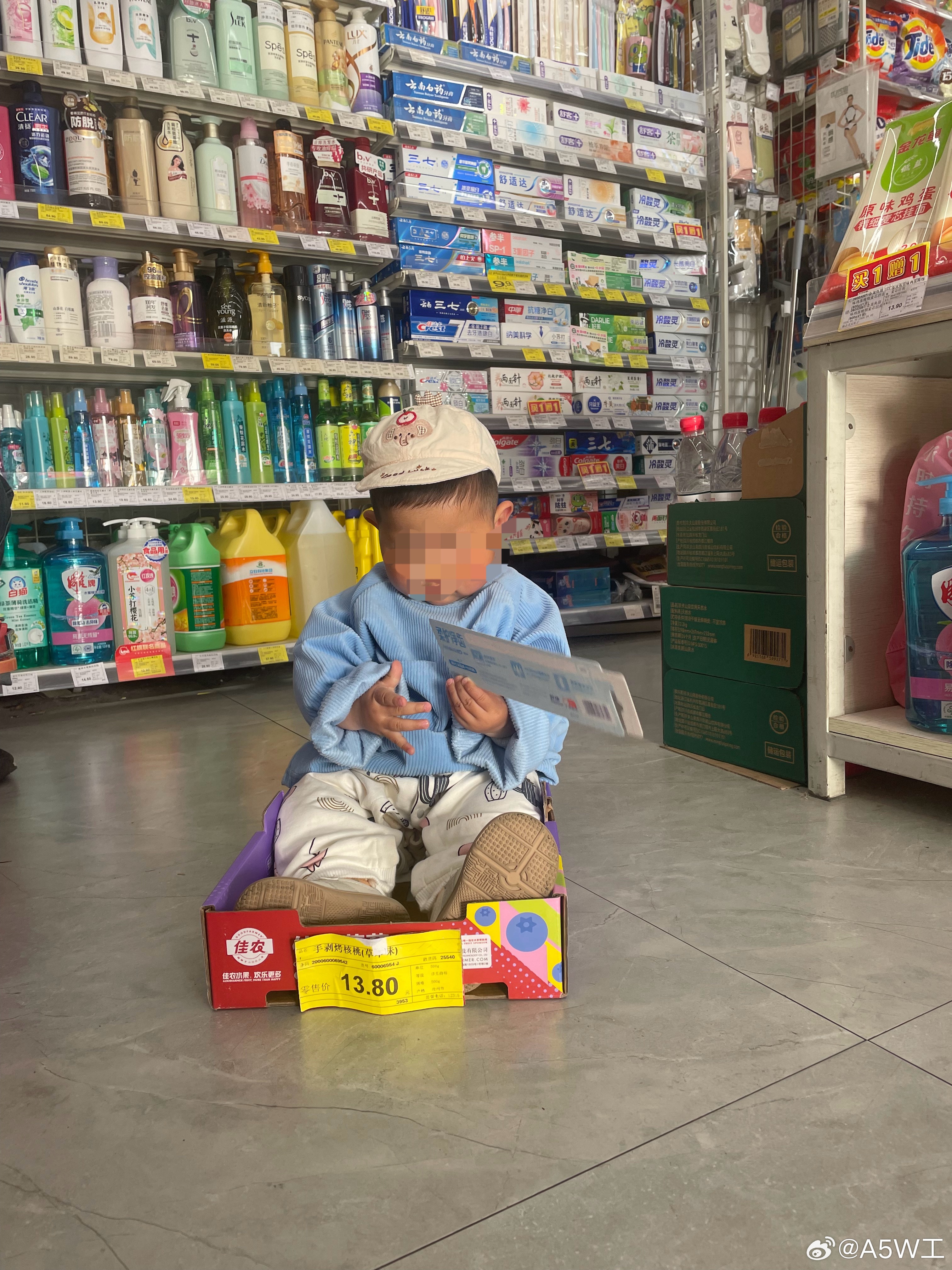 昨晚上，我儿睡到半夜估计在做梦，就看他自己闭着眼在那儿拍手。我发现他在拍手也是因