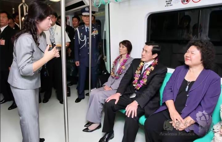 马英九坐个地铁脖子上还带着花圈，台湾同胞真的是搞笑，好像是接受采访，这纯粹是做秀