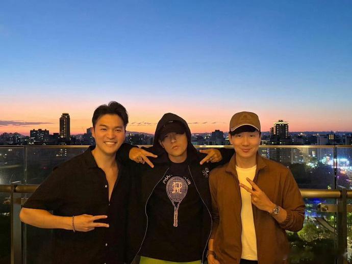 周杰伦晒和林俊杰合照青春双男主同框！这合照含金量，比两人的音乐榜单还能打！ 