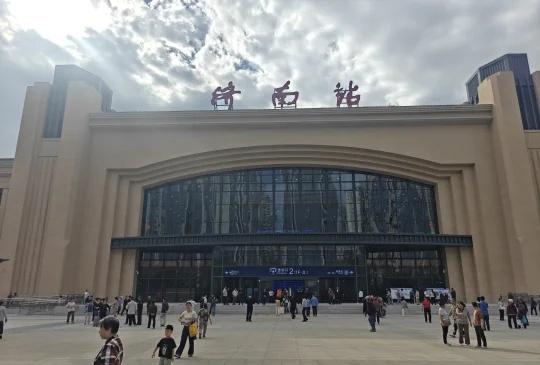 济南站北站房今天正式启用！
济南站北站房历经近两年半的建设，终于在今天正式启用了