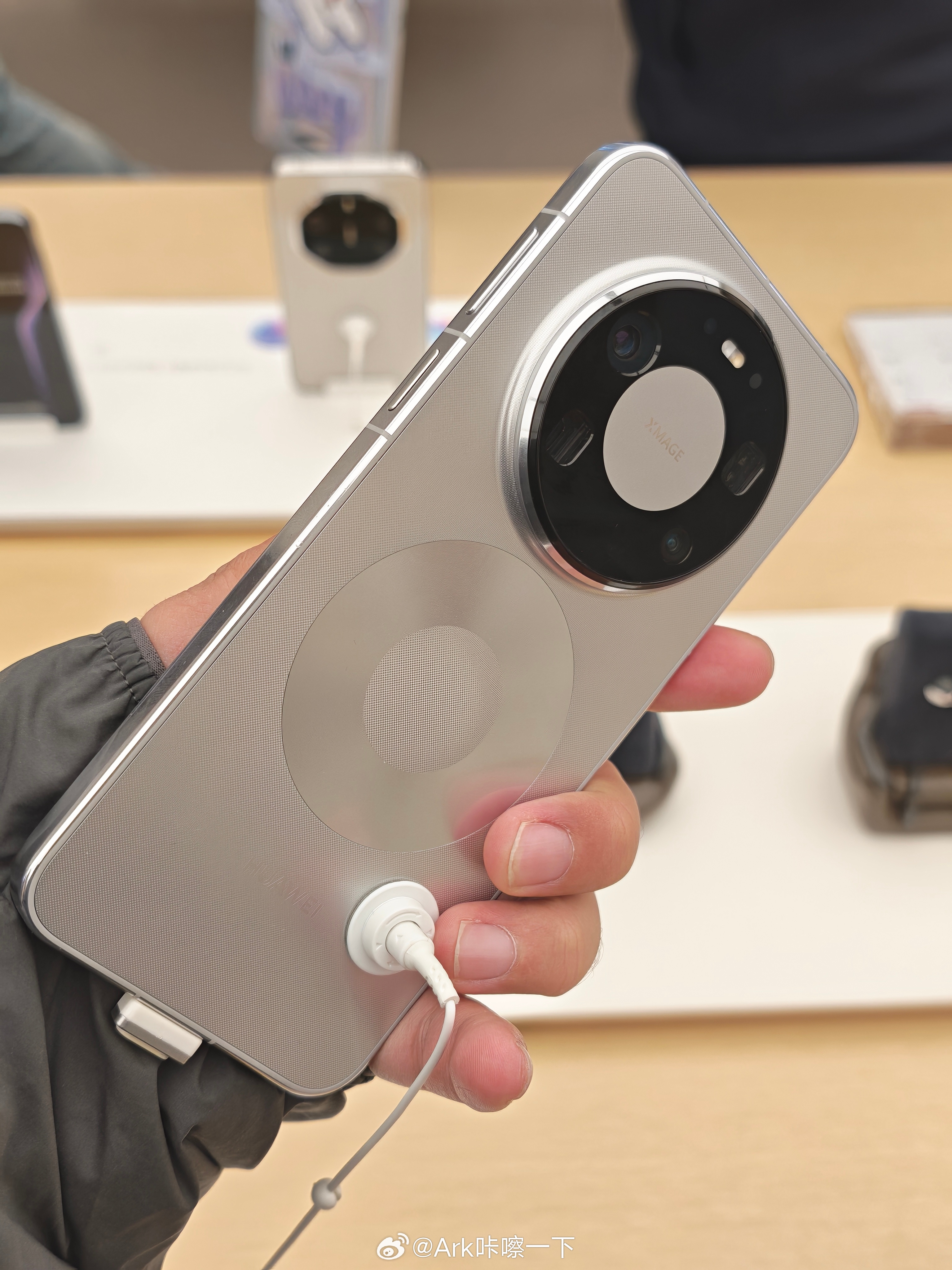 华为Mate80系列的火爆证明了老百姓已经能接受鸿蒙系统了，也说明了鸿蒙系统越来