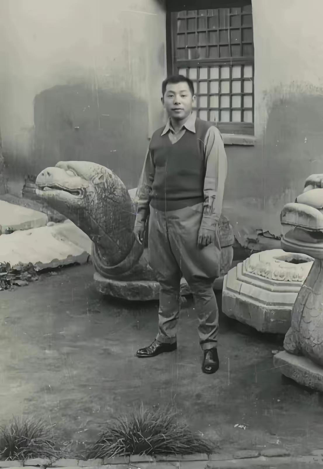 这位大叔站在两个石雕旁边。1944年留下的一张照片，那时候确实帅。在哪里拍的呢？