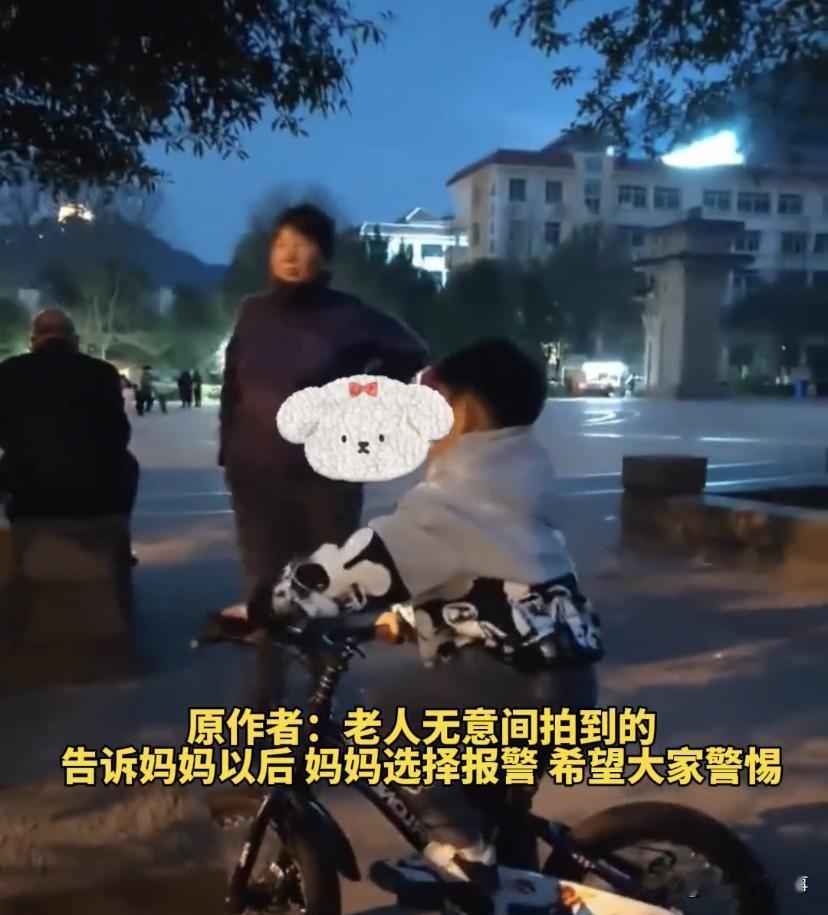 细思极恐！四川南充，一位妈妈正带着孩子在公园广场玩耍，这时，一名陌生女子，以为孩