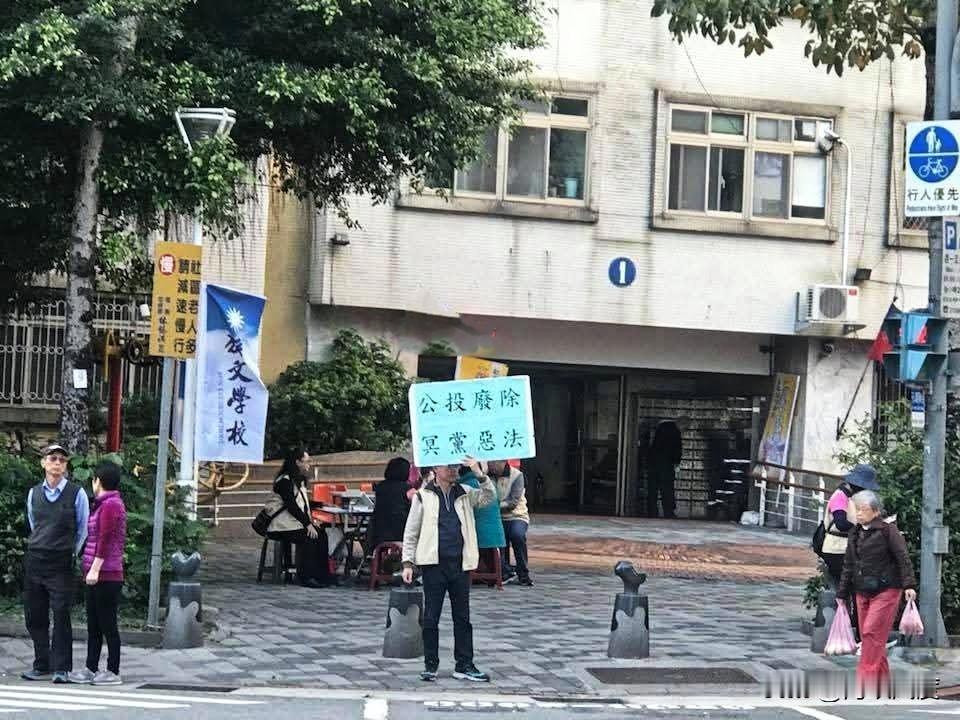 张亚中的抗争：此时无声胜有声！
张中亚中今天在脸书上发了一张图片，和一个文章链接