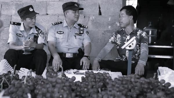 【刷到这条新闻时，我手里端着的水杯差点没拿稳。】

45岁，公安局副局长，正在开