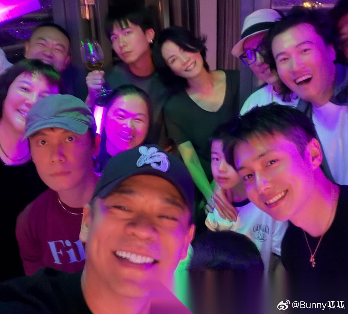 孙浩晒看谢霆锋演唱会合影，王菲也在啊，而且是在C位。 谢霆锋西安开演唱会，王菲也