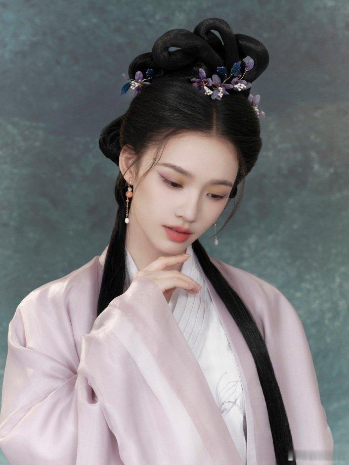 林允粉黛朱颜  林允以一袭粉黛马面云肩亮相，美得如同画中人，眉眼间尽是风情，裙摆