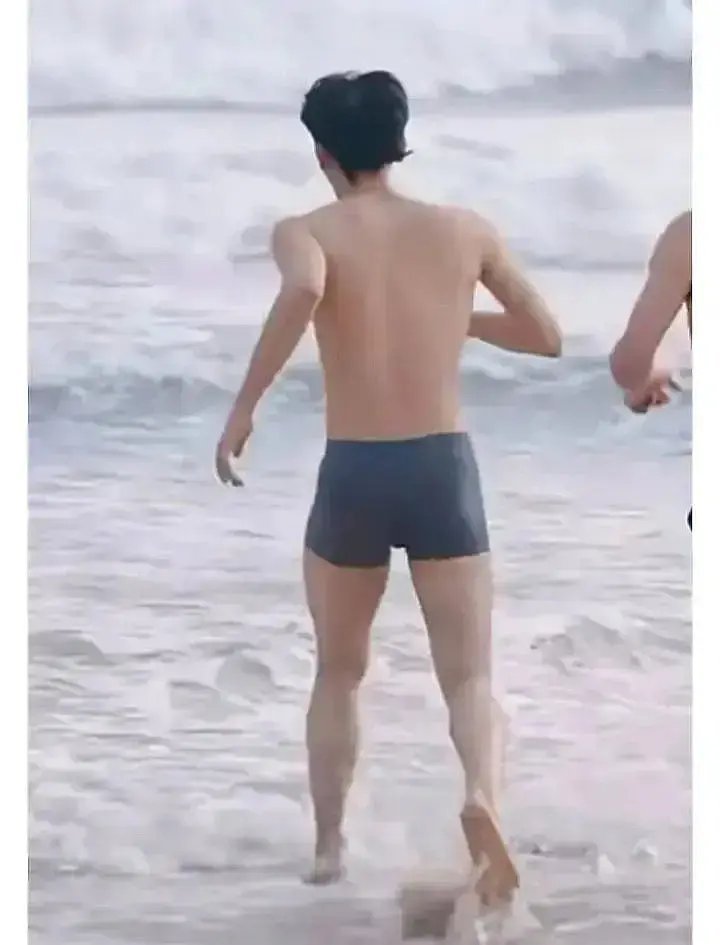 侯明昊这图是不是内娱男里最具性缩力的图了 ​​​