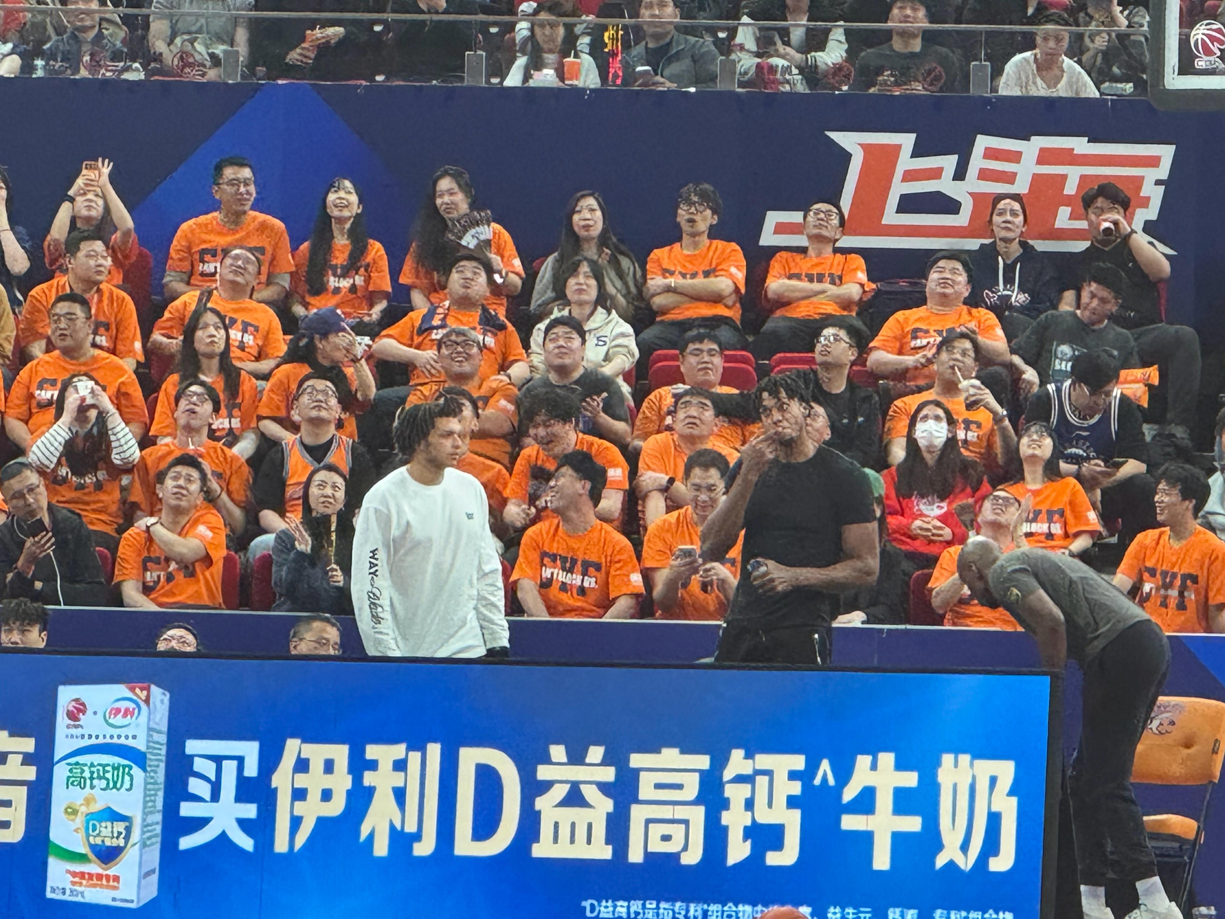 黑白配，等君归。上海久事大鲨鱼