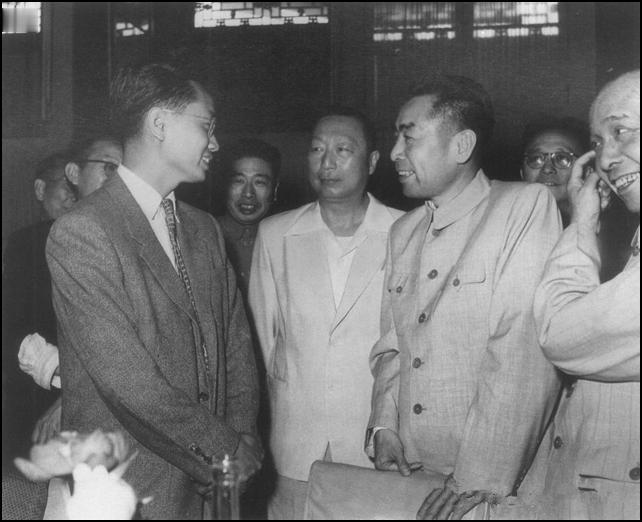 1956年，周恩来﹑李富春﹑聂荣臻﹑宋任穷与归国留学生亲切交谈。