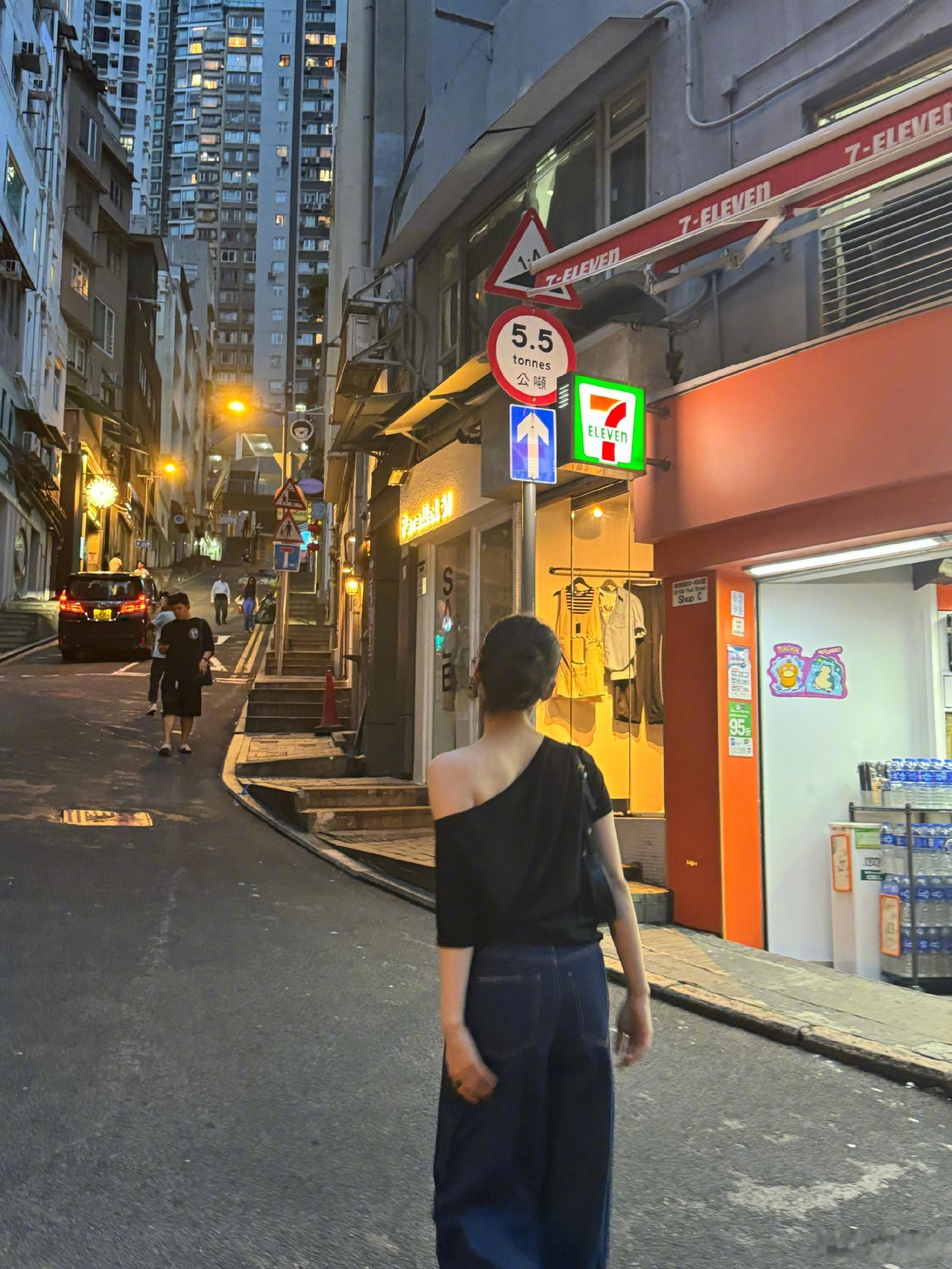 #张婧仪小露香肩#张婧仪分享了十四张plog！一看她就没有强迫症哈哈哈 小露香肩