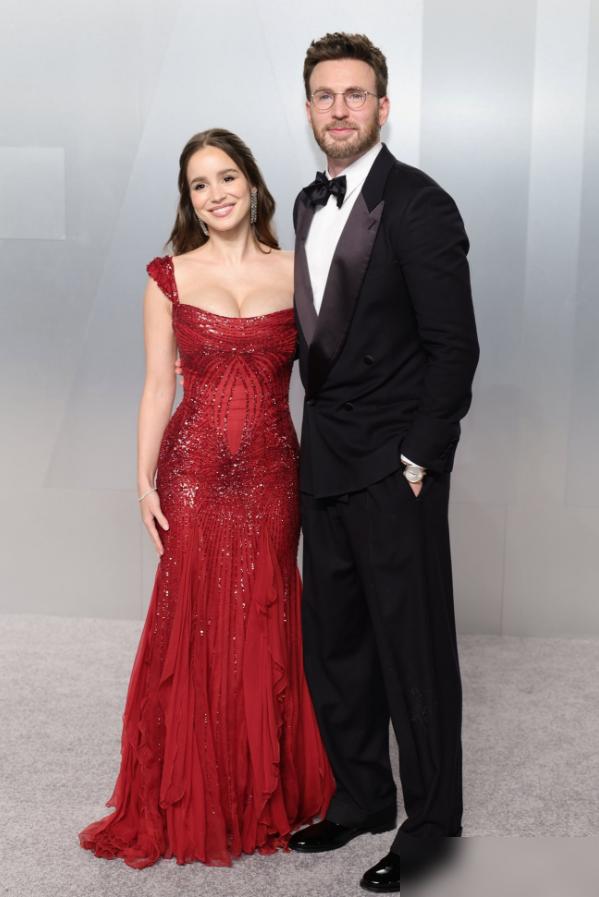 你敢信？刚当爹的美国队长，携28岁娇妻甜炸奥斯卡名利场派对！
3月15日奥斯卡