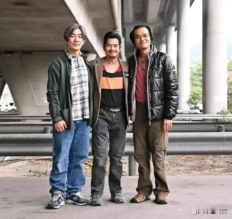 照片中的三个老男人，乍眼一看，还以为是在天桥下面歇息的农民工呢。其实这是他们在即