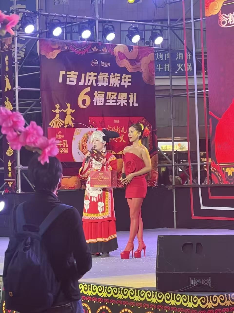 彝族年超6   彝族年超6吉克隽逸现身成都的大凉山彝族年村晚，隔着屏幕都能够感受