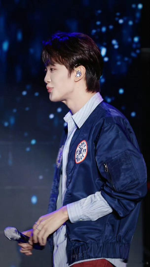 王赫野的脸怎么红成这样 红得像熟透的樱桃！被叫哥哥后脸速红温，平时大大方方，原来