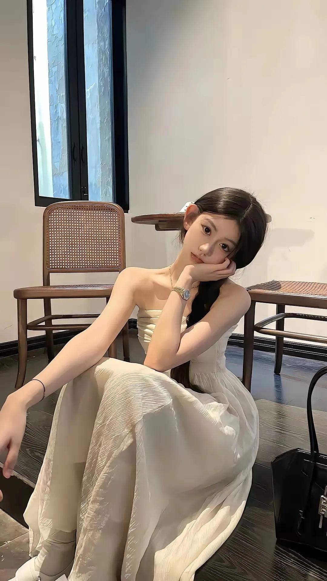 少女摄影|NO.0169期
治愈系少女室内随拍
纯净最能表达治愈