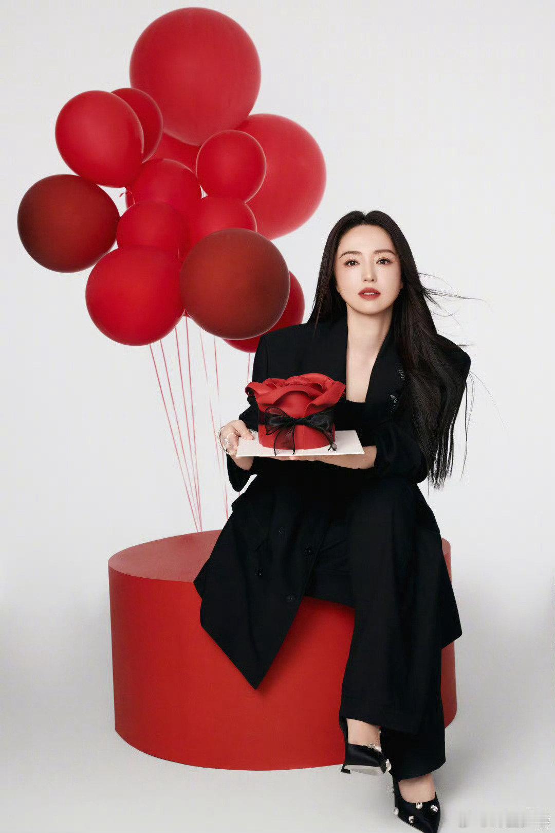 董璇晒庆生照董璇生日照董璇晒庆生照！画面里玫瑰蛋糕氛围感拉满，满屏都是温柔气质～