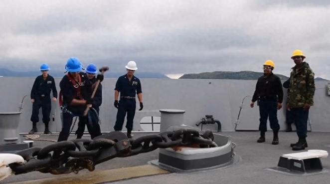 你见过比成年人腰还粗的锚链吗？单环重163.3千克，整根超200吨，却能稳稳拉住