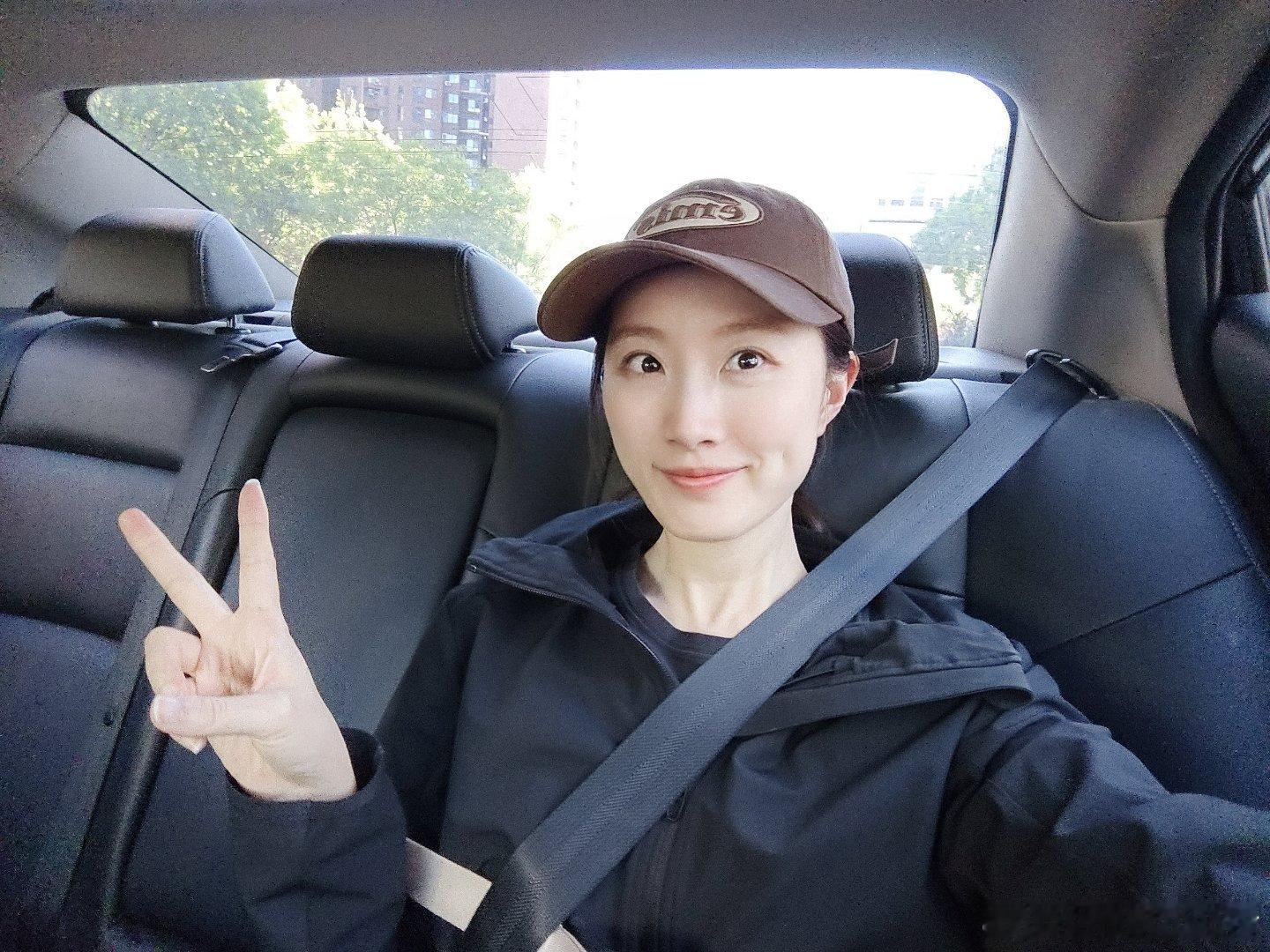 最近在给自己放假每天睡到自然醒终于感觉心也不慌了 头也不疼了今天早起去医院 看看
