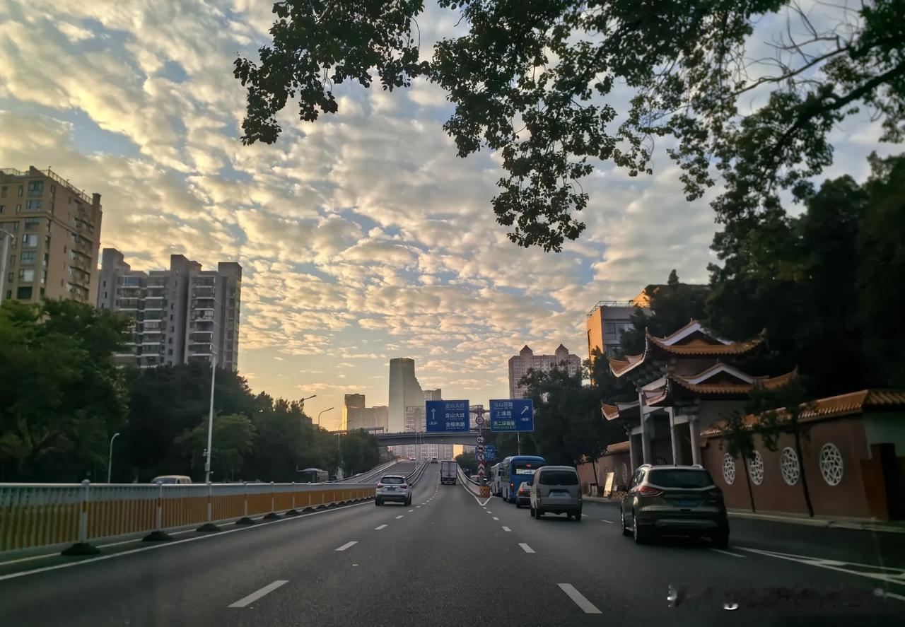 福州上空的朝霞，又是让人惊艳不已！12 月的第一周，掀开美好的一天！