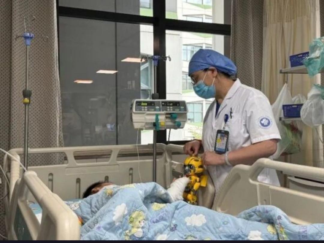 从18楼坠落生还后，那个男孩怎么样了？

事情发生在去年七月，杭州。一个还在上初