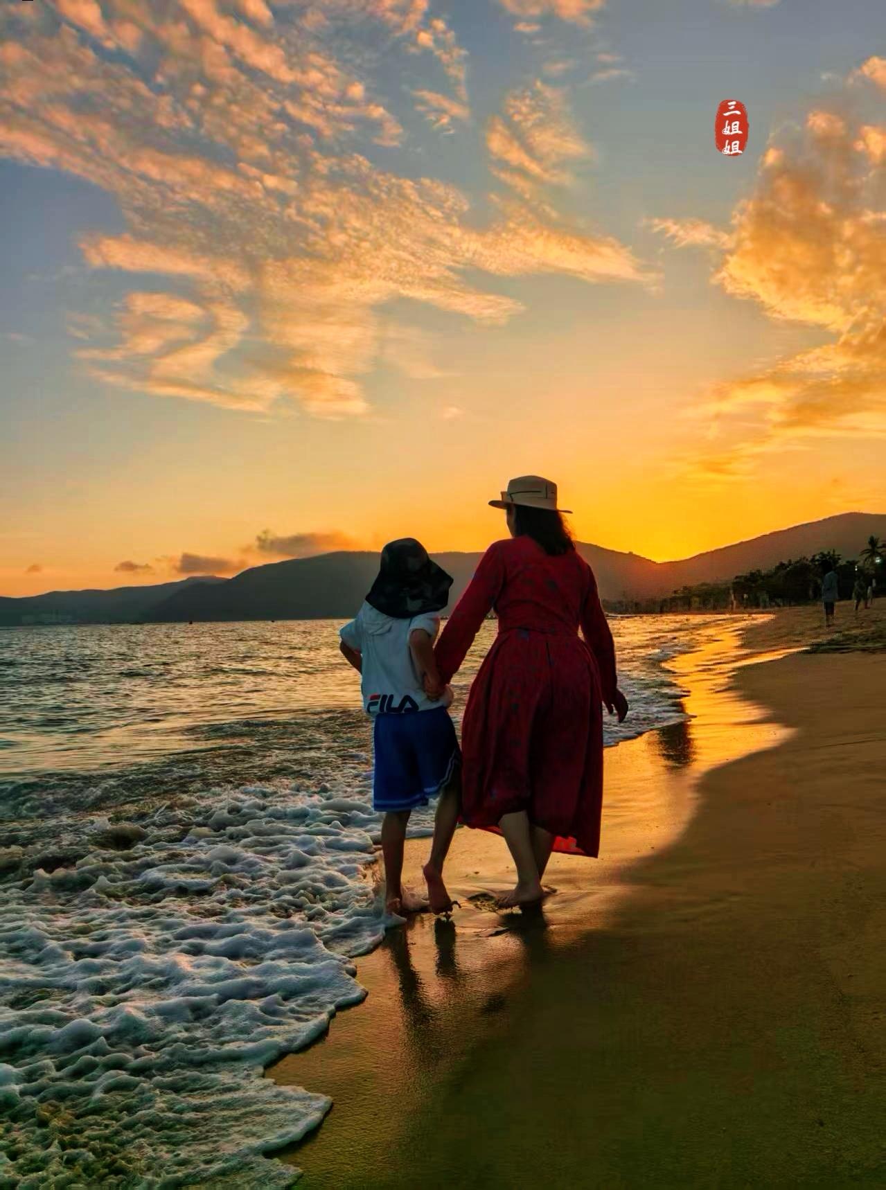 郑州飞三亚，大雪变骄阳，不用担心道路结冰，可以轻松海边漫步。
郑州小学虽然还没有