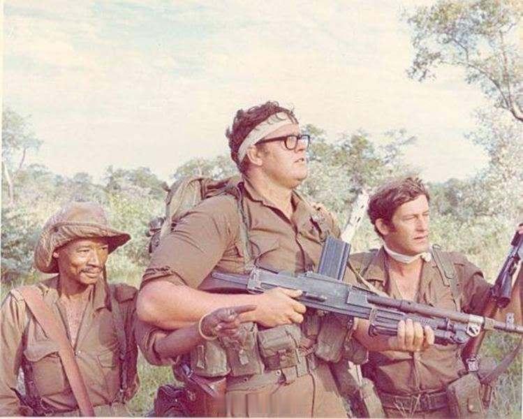 南非士兵在1980年代边境战争期间，手持L4 7.62x51mm自动步枪。烽火问