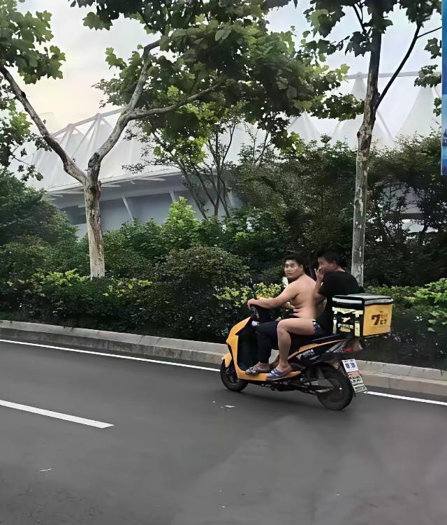 我就不相信，你第一眼没看错，人家前面一个赤裸上身，后面一个身着短裤，但是第一眼看