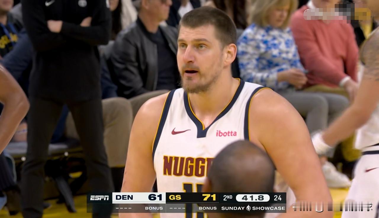 掘金超级巨星约基奇真是无所不能！在今天掘金客场挑战勇士的比赛中，目前双方半场战罢