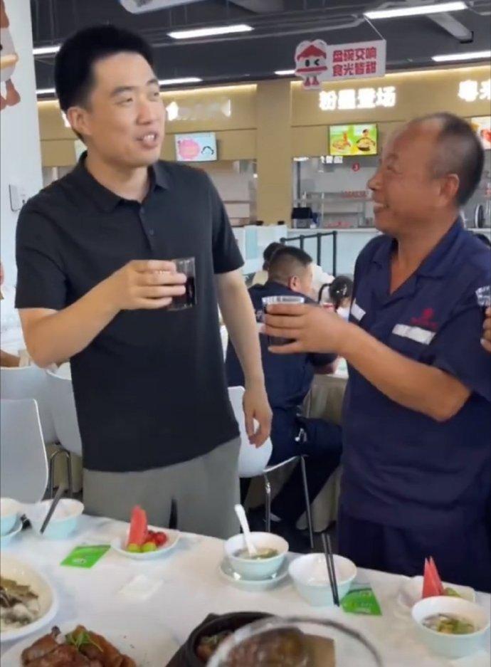 今天，理想i8正式从工厂发往全国交付中心，理想掌门人李想请部分货运师傅们吃饭。他