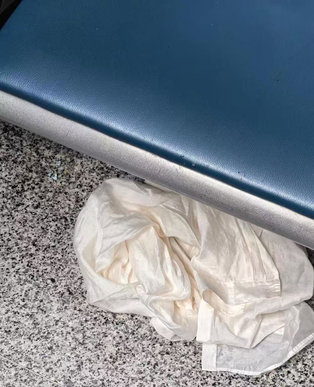 车站椅子下发现了哪位姑娘丢的？ 