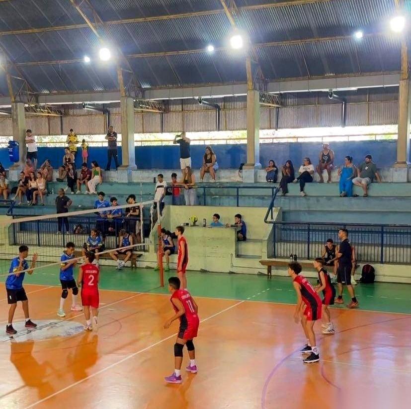 巴西排球名将杰奎琳的儿子亚瑟，刚满12岁，就正式开启了自己的第一场排球比赛。
这