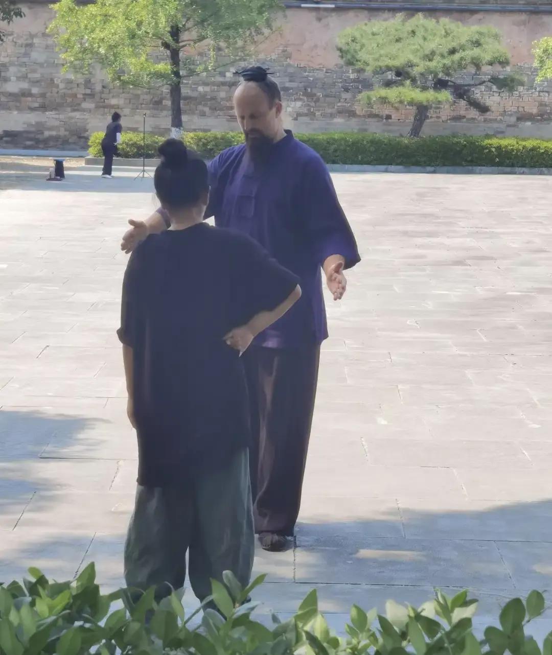 一个美国人，刚拿到了中国永久身份证。
 
因为他给武当山挣了上亿流量。
 
20