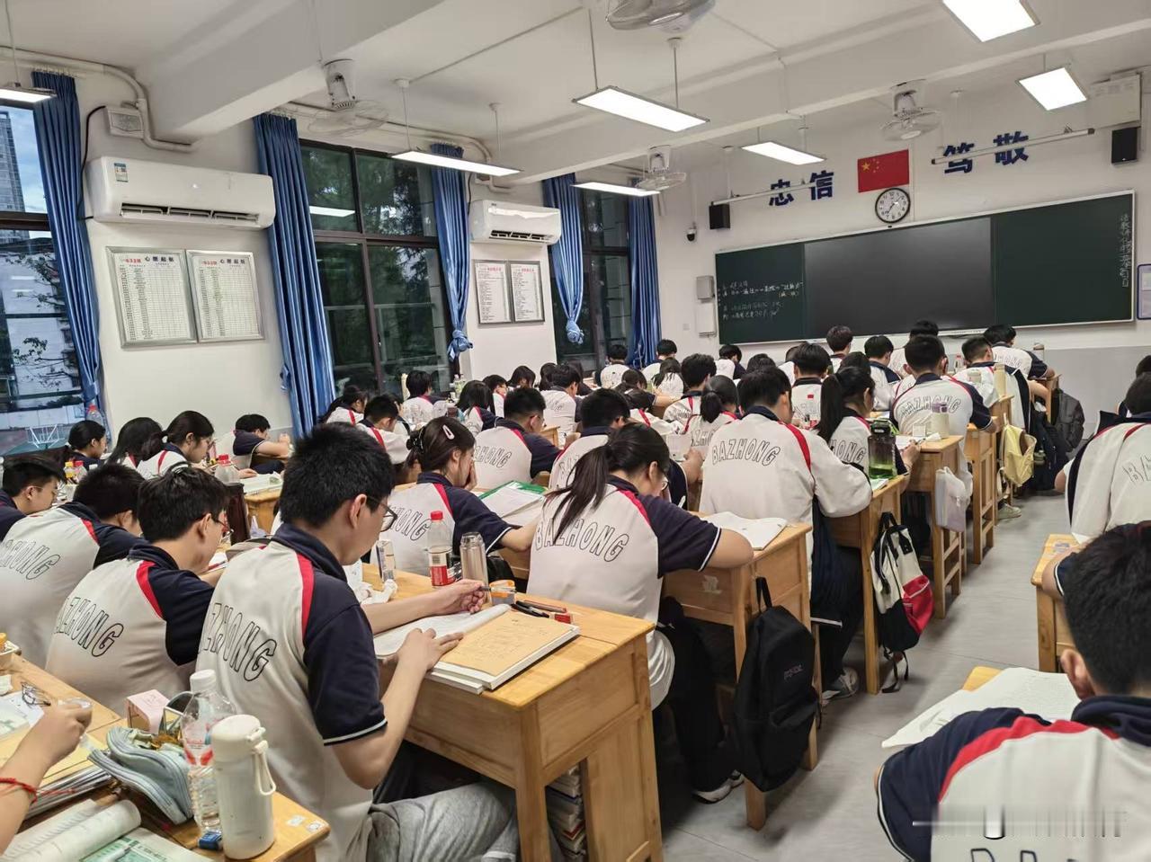蛰伏蓄锋芒，六月踏青云——预祝我儿高考顺利

十年潜龙困深渊，一朝振翼上九天。寒