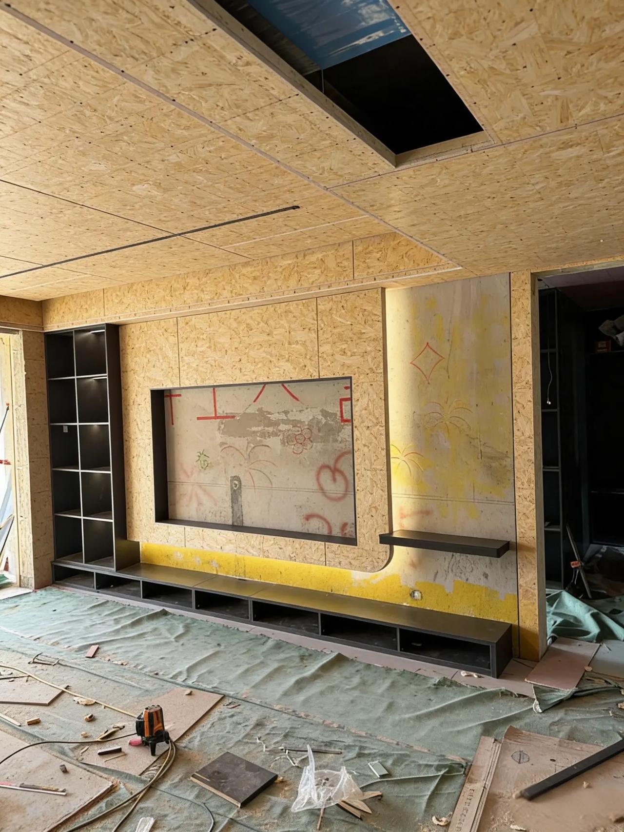 装修也分等级，吊顶欧松板全打底，然后全部刷白乳胶贴石膏板！这样就不会开裂了吧！木