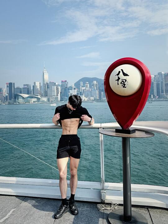 出去玩也要露一下💪