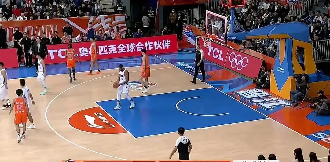 单节9分，北京球迷血压飙了
 
这数字不是段子，是昨晚第一节打完的官方计分板。全