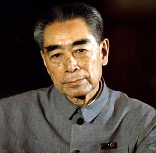 1958年2月，周总理访问朝鲜时，白天和大家谈笑风生，晚上回到住处后，就一个人喝