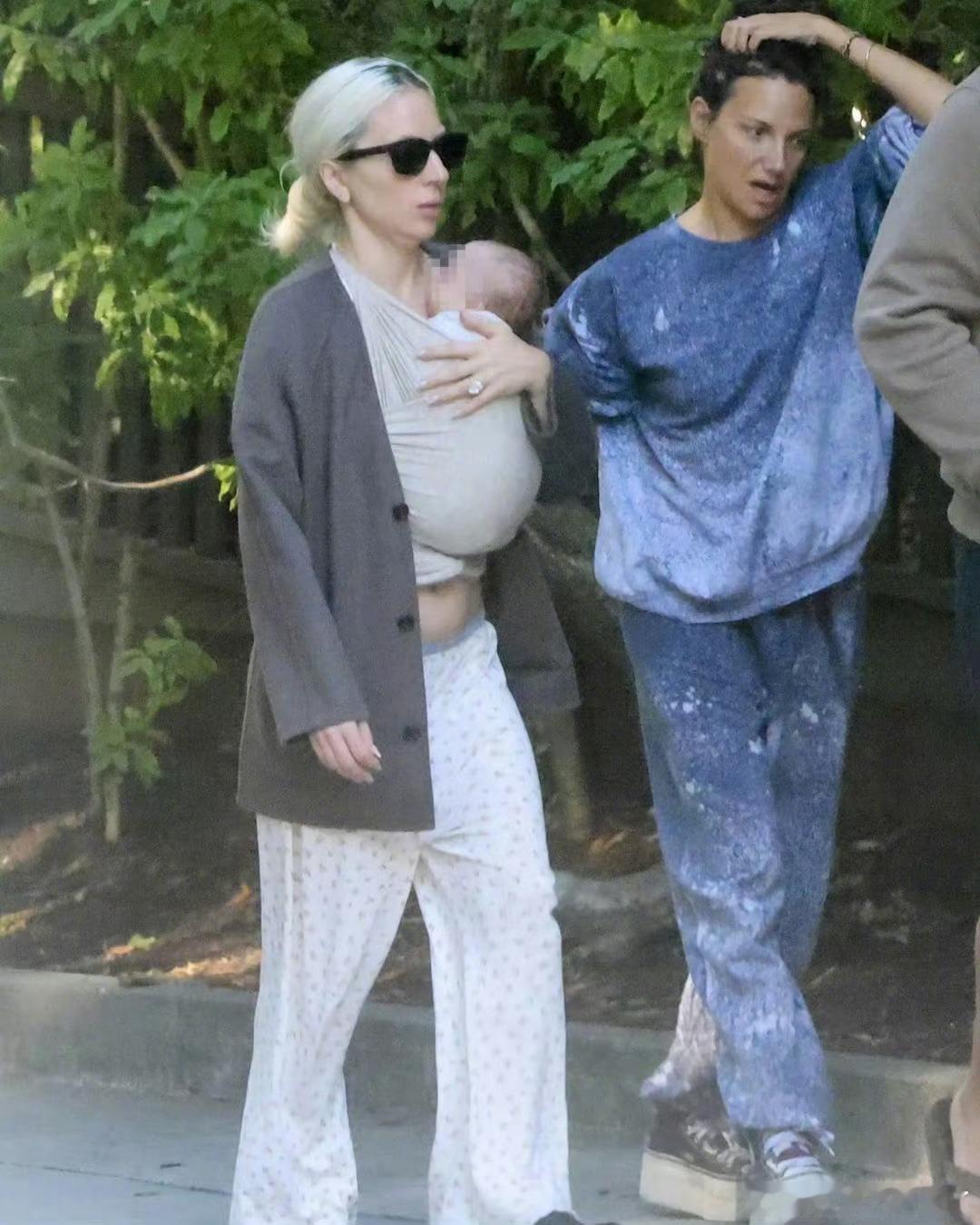 LadyGaga疑似代孕外媒拍到了怀抱新生儿散步，但她4月还在高强度巡演，短短5